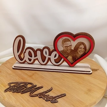 Love felirat gravírozott képpel